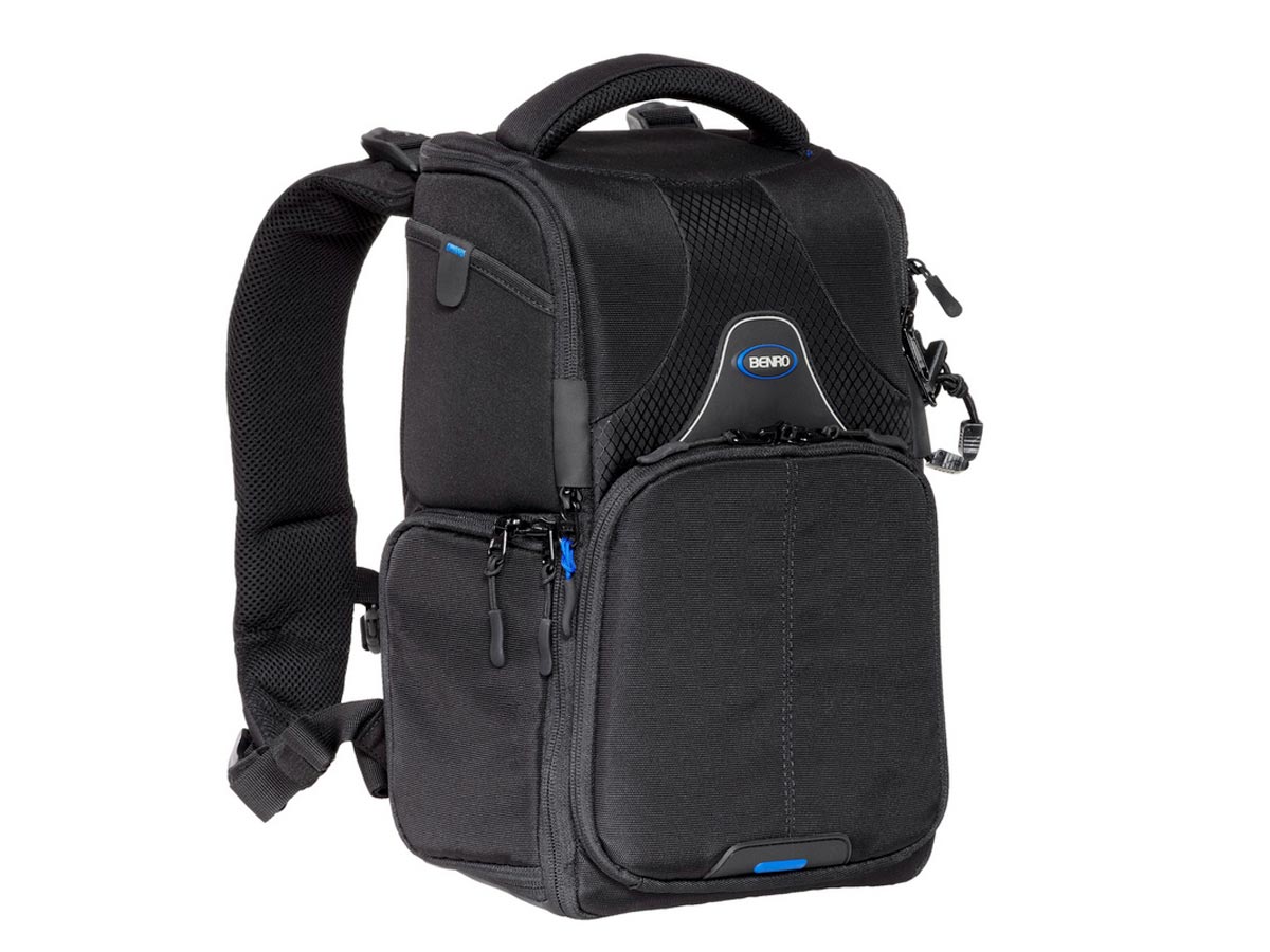 Mochila Benro Beyond B400N profesional vista frontal con triple acceso y compartimento para DSLR con grip
