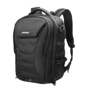 Mochila Benro Ranger 400N vista en ángulo lateral con acceso frontal y soporte para trípode externo