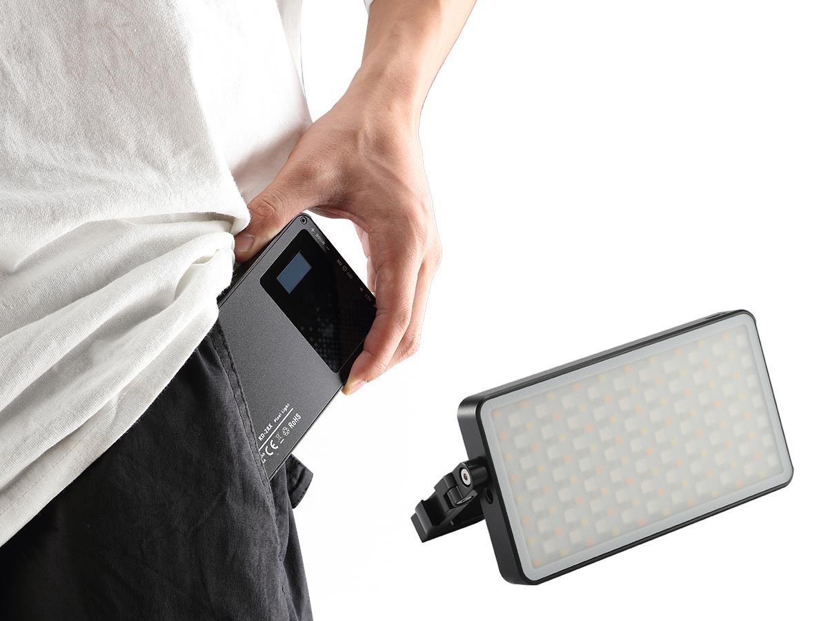 Luz LED portátil Visico KD-2RX siendo guardada en bolsillo mostrando diseño compacto y cuerpo de aluminio