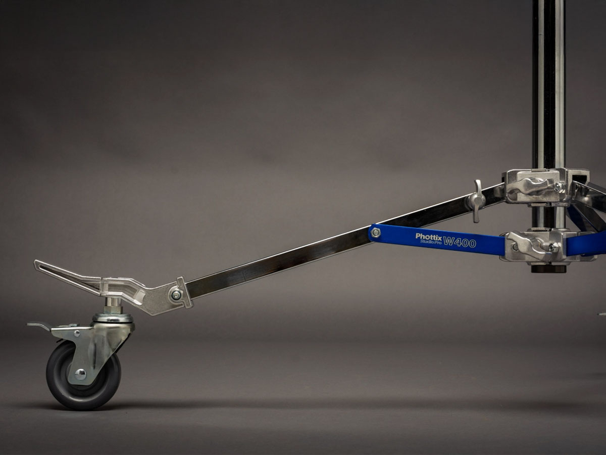 Detalle de la base con ruedas pivotantes y freno del Phottix Studio Pro Boom Stand W400