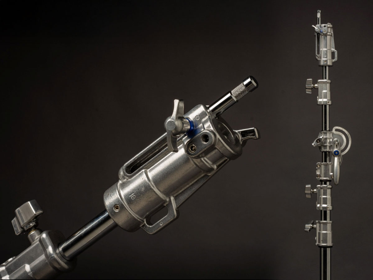 Detalle del brazo jirafa y grip head metálico del Phottix Studio Pro Boom Stand W400 para cargas pesadas