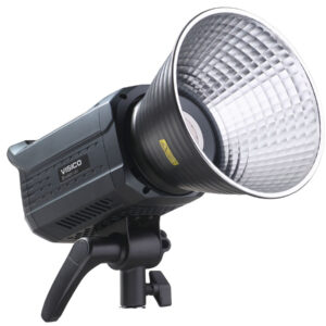 Detalle de la montura Bowens del Visico 200SA con reflector tipo cacerola instalado.