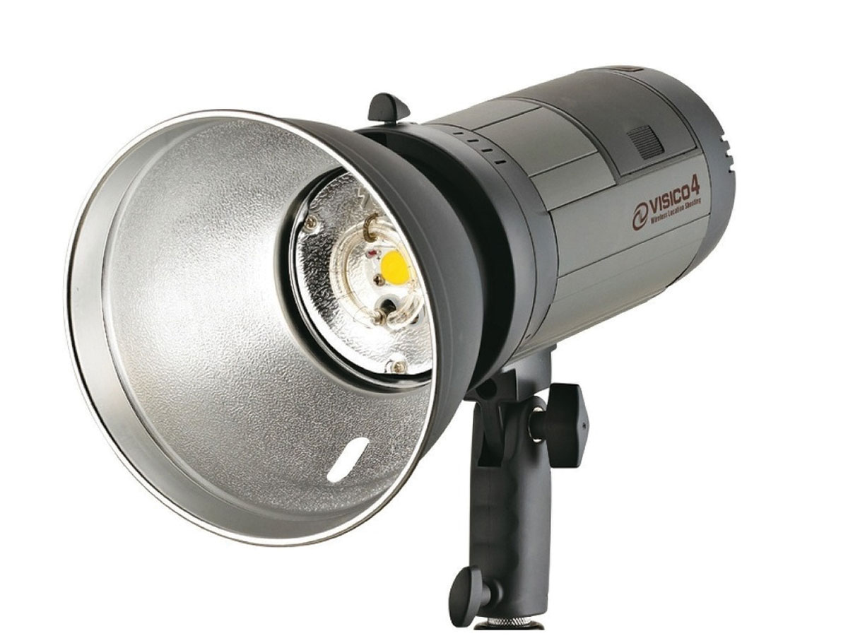 Flash Visico 4 300W mostrando frente y dorso con batería instalada.