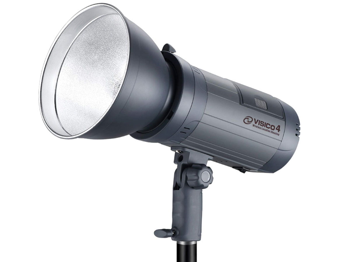 Flash Visico 4 300W a batería visto de frente con reflector.
