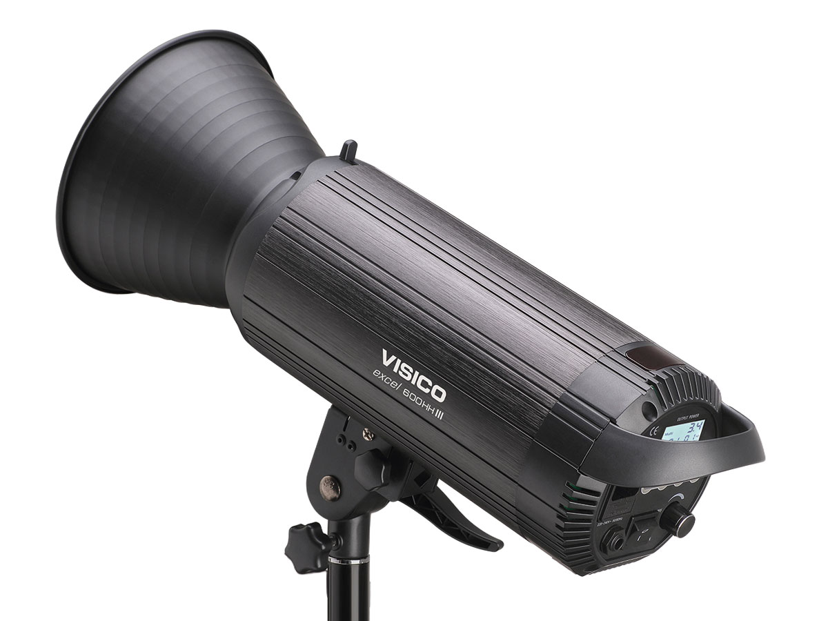 Vista lateral del flash Visico VC-600HH III Plus montado en trípode.