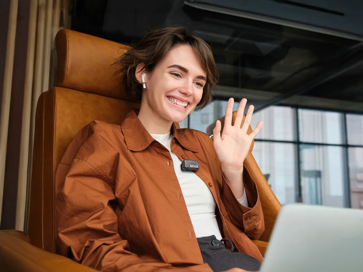 Uso del sistema BOYA BOYAMIC 2 con estuche de carga en grabaciones en exteriores